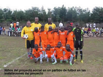 Niños del proyecto social en un partido de futbol en las instalaciones del proyecto