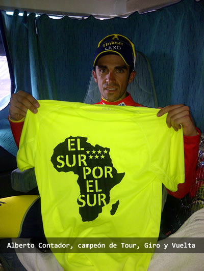 Alberto Contador, campeón de Tour, Giro y Vuelta, con la camiseta el sur por el sur
